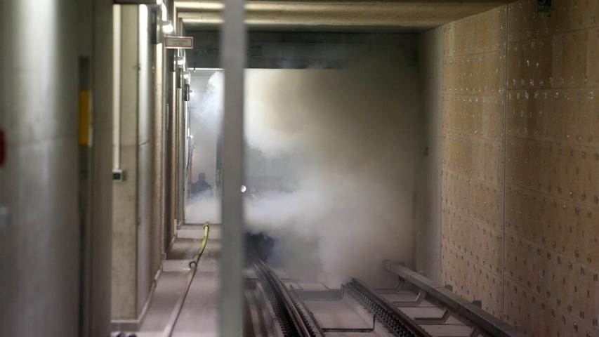 Übung: Hier kämpft die Feuerwehr mit einer brennenden U-Bahn 