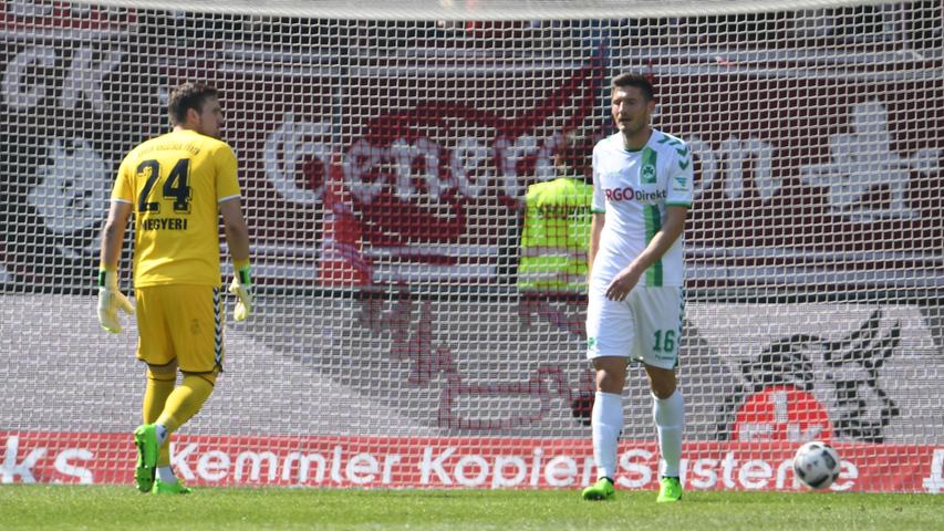 Der Fürther Torwart kann den Schuss des Kameruners nicht abwehren. Das 1:0 für Kaiserslautern nach 12 Minuten ...