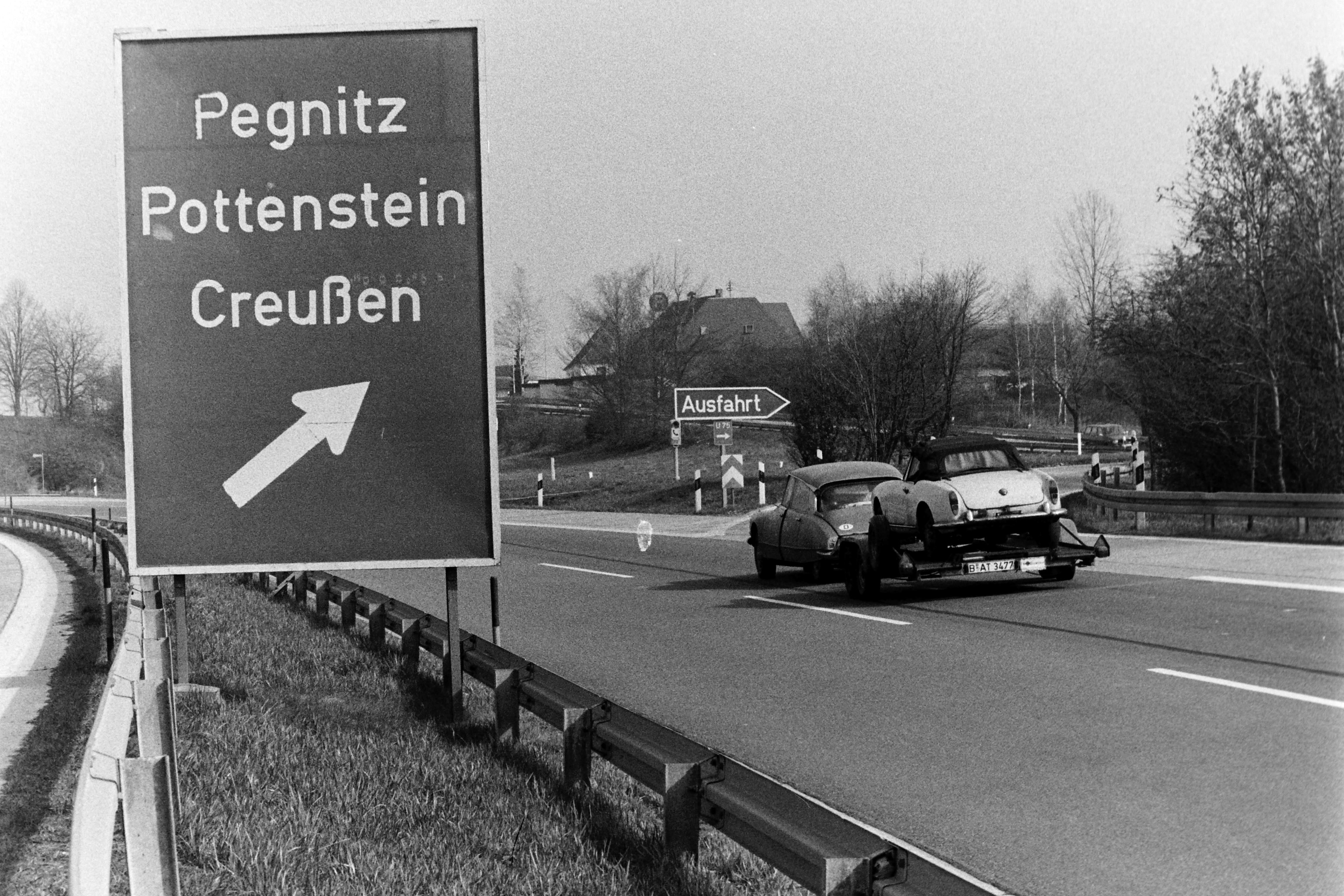 Ein letztes Aufbäumen gab es im Frühjahr 1977 im Pegnitzer Stadtrat im Kampf um den Erhalt der einstigen Autobahnausfahrt Pegnitz direkt am einstigen Rasthaus Hölzel im Ortsteil Neudorf. Die Autobahndirektion stufte die räumliche Nähe der Ausfahrten Pegnitz und Grafenwöhr mit nur wenigen 100 Metern Entfernung für gefährlich ein. Heute ist die Ausfahrt Geschichte. Wohin der Fahrer des Citroen DS rechts im Bild auf dem Weg war, ist nicht bekannt. Auf dem Anhänger stand jedenfalls wertvolle Fracht: Eine Giulietta Spider von Alfa-Romeo.