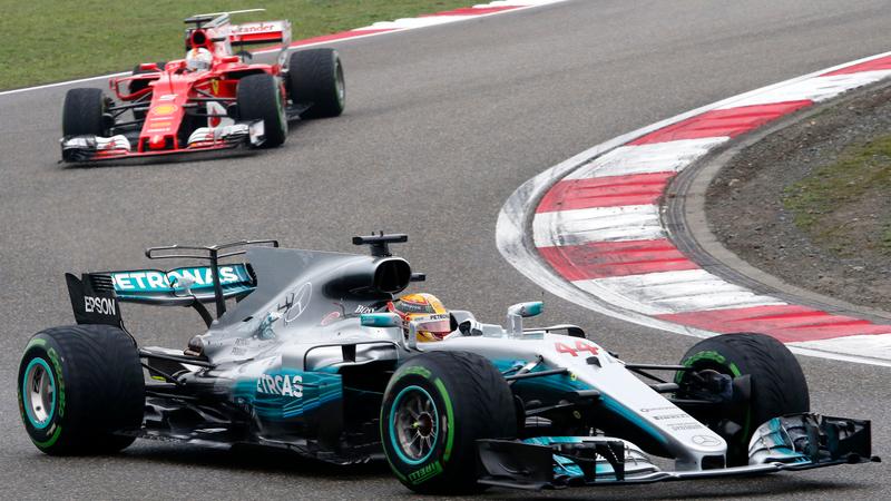 In Shanghai hat es für Sebastian Vettel nicht zum Sieg gereicht. Mercedes-Pilot Lewis Hamilton setzte sich vor dem Deutschen durch.