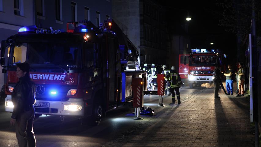 Explosion an Ansbacher Wohnungstür: Mehrfamilienhaus evakuiert