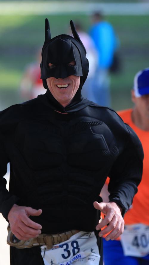 Dominic Portisch vom La Carrea TriTeam kommt im Batman-Kostüm ganz schön ins Schwitzen. Aber ein Superheld steckt 21,1 Kilometer locker weg.