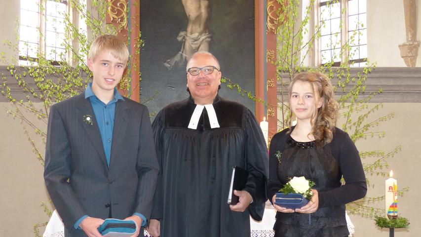 Zwei junge Christen gingen mit Pfarrer Rüdiger Schild in Windischhausen an den Altar.