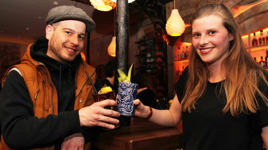 Bambergs bisher einzige "Tiki"-Bar: Der Kawenzmann . Zu finden in der Langen Straße 13, nahe der Fußgängerzone gelegen. Laut Stammgast Lisa ist es "nicht unangenehm, alleine her zu kommen". Getränketechnisch dreht sich alles um Rum: In Kombination mit selbst hergestellten Sirups und Beratung "mit Tiefe" lässt es sich im Kawenzmann aushalten. Wirt Till führt seinen Laden nach dem Konzept: "Tiki bedeutet für uns, Dinge auszuprobieren und mit Kreativität Spaß zu haben – bei Cocktails und im Gesamtpaket". Die Bar öffnet täglich um 20 Uhr und schließt um 2 Uhr. Am Wochenende wird die Sperrstunde ausgereizt und es geht bis 4 Uhr. Im bevorstehenden Sommer lockt der Innenhof mit lauen Tiki-Abenden unter freiem Himmel. Bambergs bisher einzige "Tiki"-Bar: Der Kawenzmann . Zu finden in der Langen Straße 13, nahe der Fußgängerzone gelegen. Laut Stammgast Lisa ist es "nicht unangenehm, alleine her zu kommen". Getränketechnisch dreht sich alles um Rum: In Kombination mit selbst hergestellten Sirups und Beratung "mit Tiefe" lässt es sich im Kawenzmann aushalten. Wirt Till führt seinen Laden nach dem Konzept: "Tiki bedeutet für uns, Dinge auszuprobieren und mit Kreativität Spaß zu haben – bei Cocktails und im Gesamtpaket". Die Bar öffnet täglich um 20 Uhr und schließt um 2 Uhr. Am Wochenende wird die Sperrstunde ausgereizt und es geht bis 4 Uhr. Im bevorstehenden Sommer lockt der Innenhof mit lauen Tiki-Abenden unter freiem Himmel.
