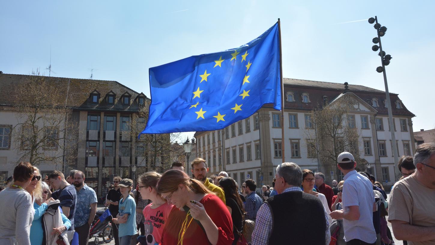 Nach Schätzung der Veranstalter 130 Teilnehmer schwitzten am Sonntag auf dem Erlanger Schlossplatz in der Sonne und schwenkten Europafahnen.