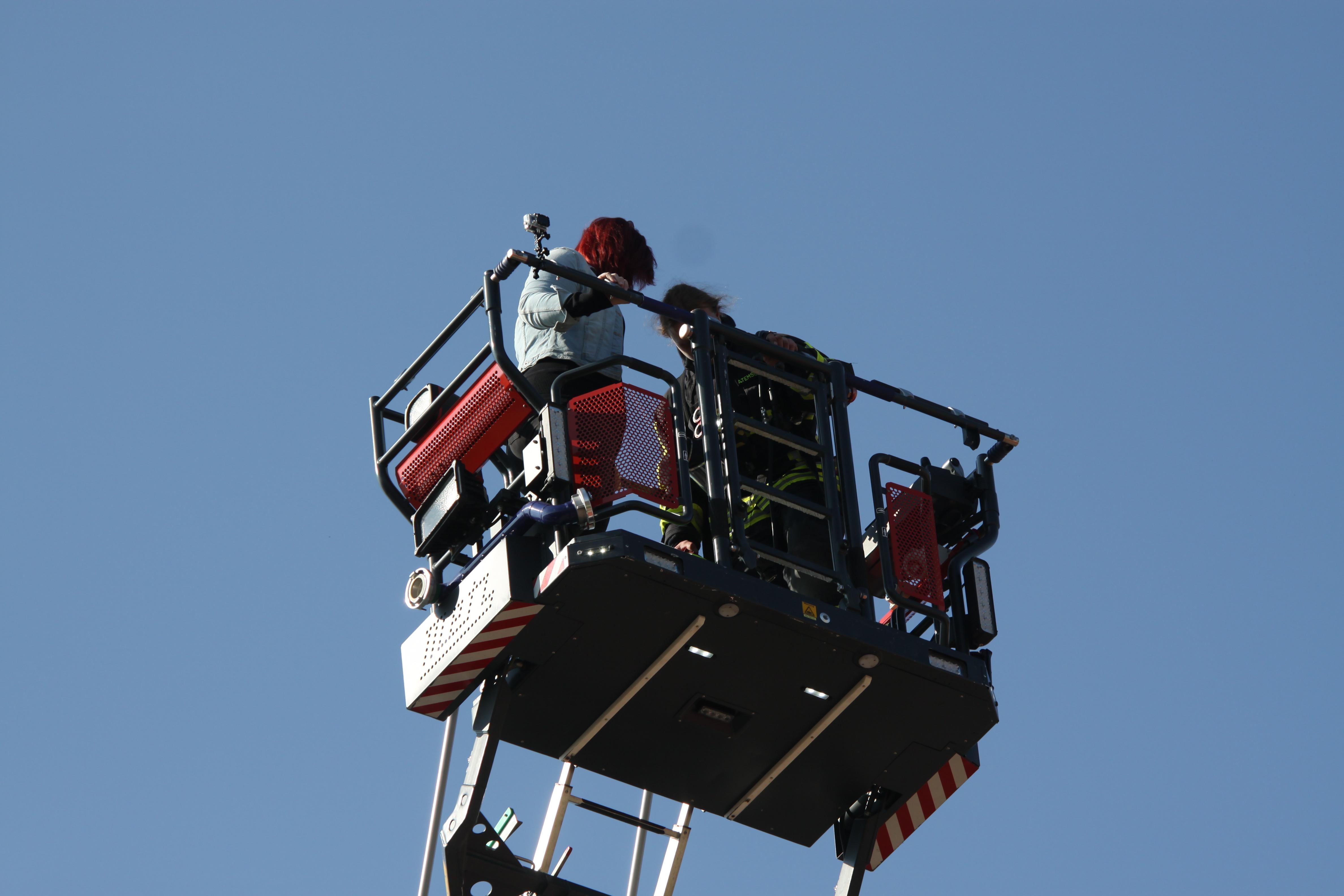 Antrag Auf Der Drehleiter Hier Traut Sich Ein Feuerwehrmann Lehrberg Nordbayern De