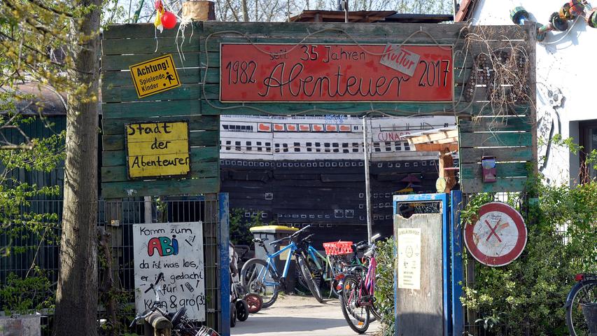 "Seit 35 Jahren Abenteuer": Mit diesem Schild wurden die Besucher des Abenteuerspielplatzes "Taubenschlag" bei der Jubiläumsfeier begrüßt.