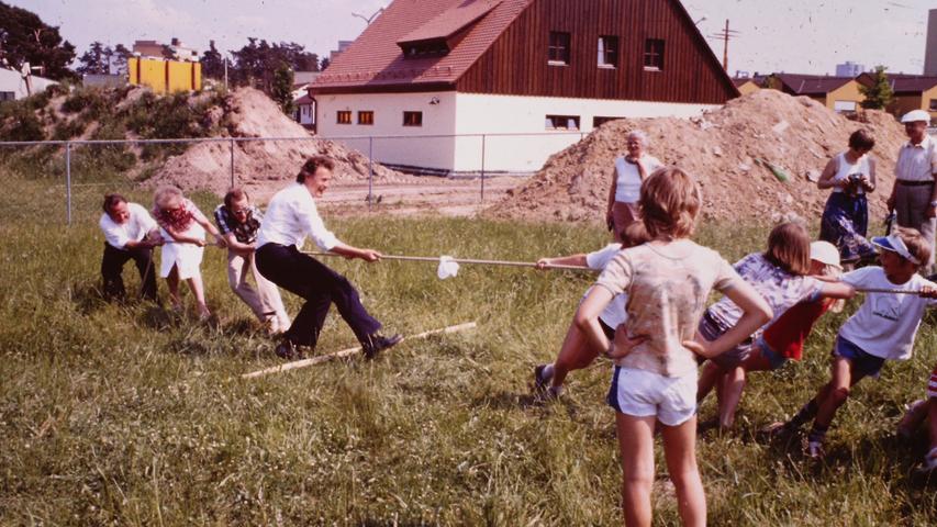 Ein Blick zurück auf die Anfangsjahre: Auf die Wiese kommt ein Abenteuerspielplatz.Und zur Feier gab es ein Tauziehen der Kinder gegen Oberbürgermeister Dietmar Hahlweg.