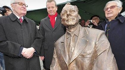 Brandt-Skulptur enthüllt Brandt-Skulptur enthüllt