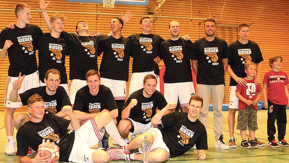 Turbulentes Finale: Nach einem spannenden und umkämpften Spiel gegen TTL Bamberg durfte das Team des VfL Treuchtlingen, das diesmal von Marius Lang (Zweiter von rechts) gecoacht wurde, den erstmaligen Gewinn des Bayernpokals feiern. Dementsprechend ausgelassen war die Stimmung nach dem „i-Tüpfelchen“ auf die bislang erfolgreichste Saison der heimischen Baskets. Turbulentes Finale: Nach einem spannenden und umkämpften Spiel gegen TTL Bamberg durfte das Team des VfL Treuchtlingen, das diesmal von Marius Lang (Zweiter von rechts) gecoacht wurde, den erstmaligen Gewinn des Bayernpokals feiern. Dementsprechend ausgelassen war die Stimmung nach dem „i-Tüpfelchen“ auf die bislang erfolgreichste Saison der heimischen Baskets.