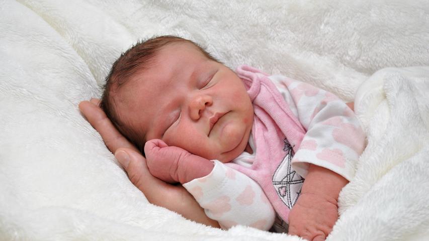 So schläft es sich am besten! Stolze 4110 Gramm wog Saya Sophie bei ihrer Geburt am 30. März im Südklinikum. Und sie maß 54 Zentimeter.
