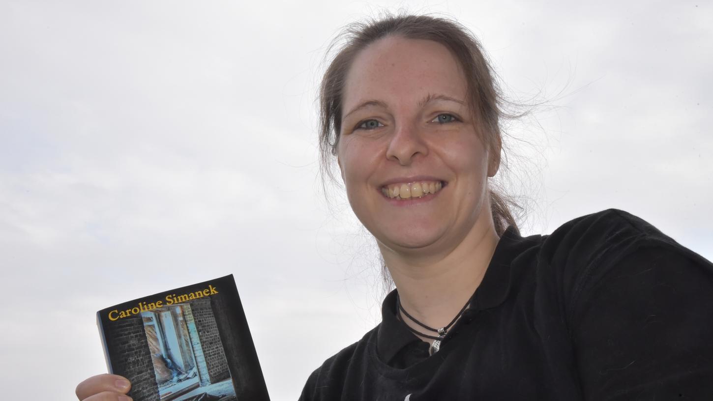 Erst Horror, jetzt Thriller: Die Schriftstellerin Caroline Simanek aus Oberehrenbach hat ihren zweiten Roman "Wenn die Angst dich heimsucht" veröffentlicht. Erst Horror, jetzt Thriller: Die Schriftstellerin Caroline Simanek aus Oberehrenbach hat ihren zweiten Roman "Wenn die Angst dich heimsucht" veröffentlicht.