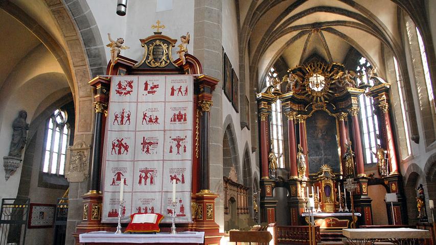 Das Hungertuch wird alljährlich während der Fastenzeit in der Pfarrkirche aufgehängt.