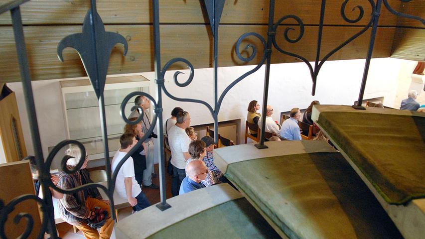 Blick auf die Besucher durchs Geländer in der Katharinenkapelle.