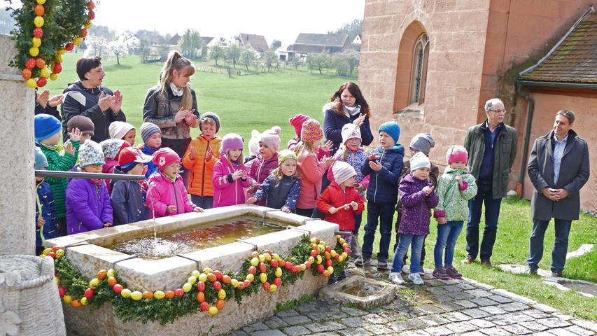 Auch in Mäbenberg ist der Osterbrunnen unter der Obhut der Landfrauen. Sie feierten mit den Kindern des Kindergartens Regenbogen in Rittersbach.  
 Hier gehts zu einer Osterbrunnen-Karte.