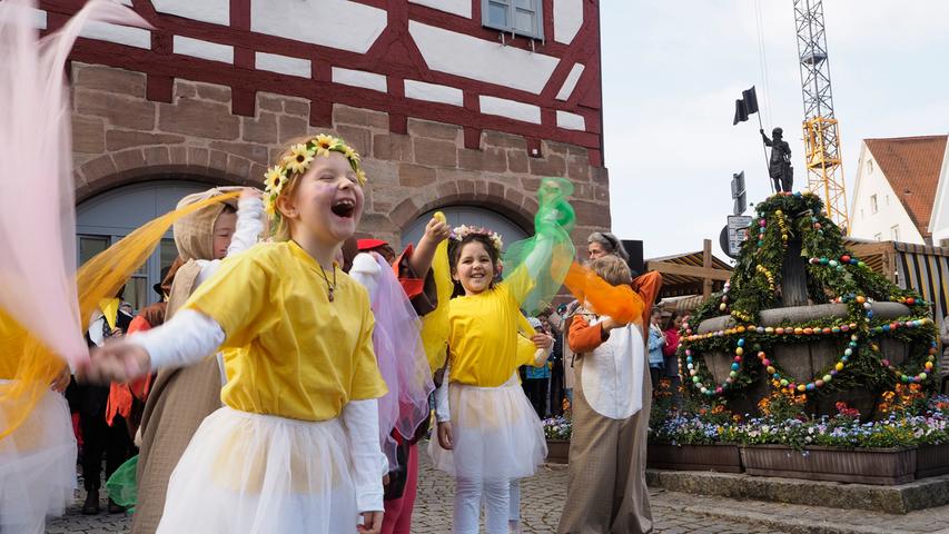 Der Elternbeirat der Grundschule schmückt in Hilpoltstein den Osterbrunnen. Eingeweiht wird er mit einem Tanz- und Singspiel der Schüler.  
 Hier gehts zu einer Osterbrunnen-Karte.