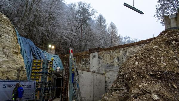 Wer in Treuchtlingen in den Untergrund will, muss erst hoch hinauf: Auf dem Nagelberg befindet sich der unterirdische Wasser-Hochbehälter der Stadt. Bisher gab es nur einen schmalen Zugang, jetzt wird eine breite Zufahrt angelegt.