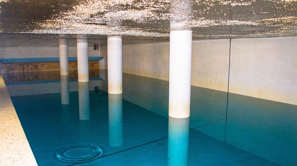 Das Wasser im Hochbehälter wird nicht vor Ort gewonnen, sondern kommt über eine Fernwasserleitung aus dem Lech-Gebiet. In Treuchtlingen selbst gibt es zu wenig natürliche Ressourcen.