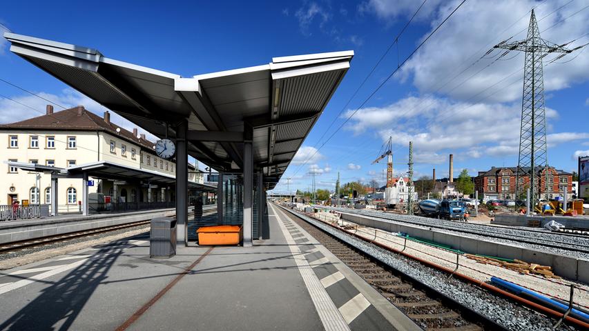 Auf zwei Gleisen werden Geschwindigkeiten bis 230 km/h möglich sein. Die beiden anderen Gleise sind für 160 km/h ausgelegt und werden weiterhin für den Regional- und S-Bahn-Verkehr genutzt. Es entstehen unter anderem der neue Überholbahnhof Eggolsheim-Süd sowie neun Kilometer Schallschutzwände und –wälle entlang der Strecke.