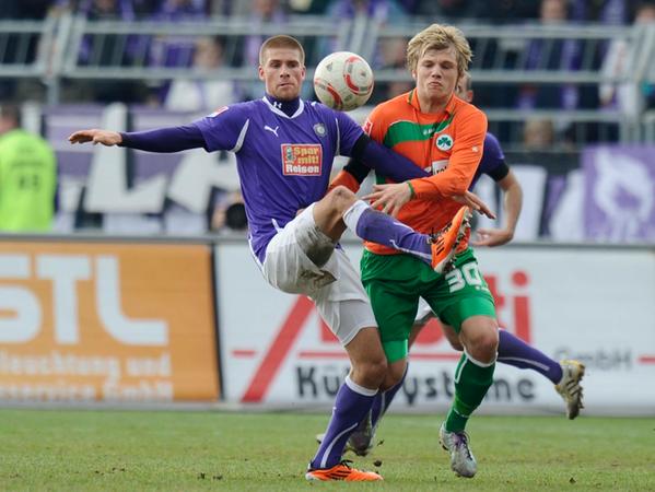 Aus der U23 von Werder Bremen zog es ihn ins Erzgebirge. Hier im Duell mit dem damaligen Fürther Johannes Geis, der heute bei Schalke 04 aktiv ist.