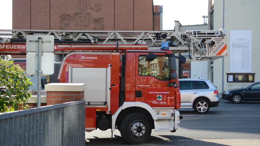 Brand in Fürther Altenheim: Feuerwehr rückt mit Großaufgebot an