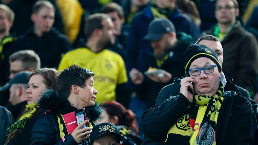 Das Champions-League-Spiel gegen den AS Monaco abgesagt worden. Die Zuschauer verlassen ruhig das Stadion in Dortmund. Das Spiel werde am Mittwoch um 18.45 Uhr nachgeholt, kündigte der Verein an.