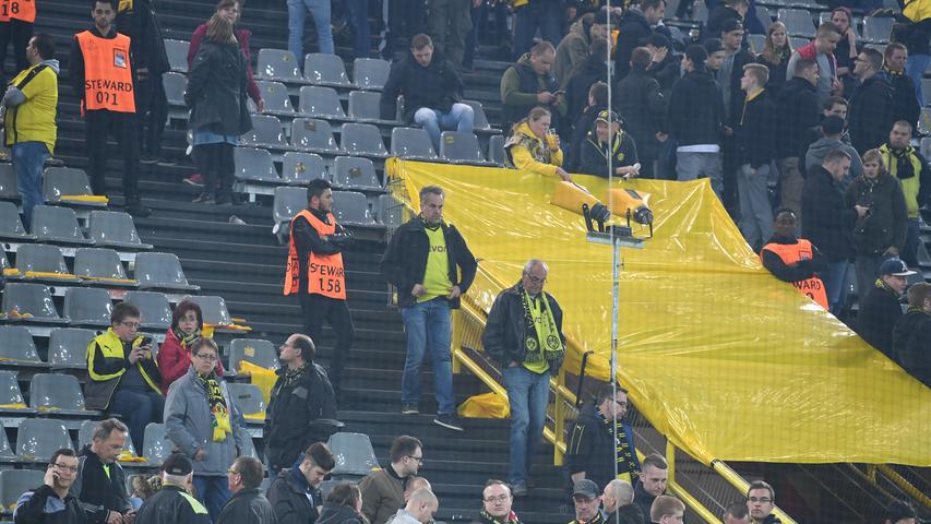 Das Champions-League-Spiel gegen den AS Monaco abgesagt worden. Die Zuschauer verlassen ruhig das Stadion in Dortmund. Das Spiel werde am Mittwoch um 18.45 Uhr nachgeholt, kündigte der Verein an.
