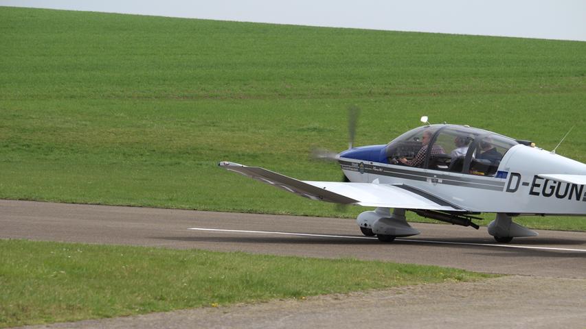 Die Robin DR-400/180R, ein Reise- und Schleppfluzeug für Segelflieger, auf dem Weg zur Startbahn.
