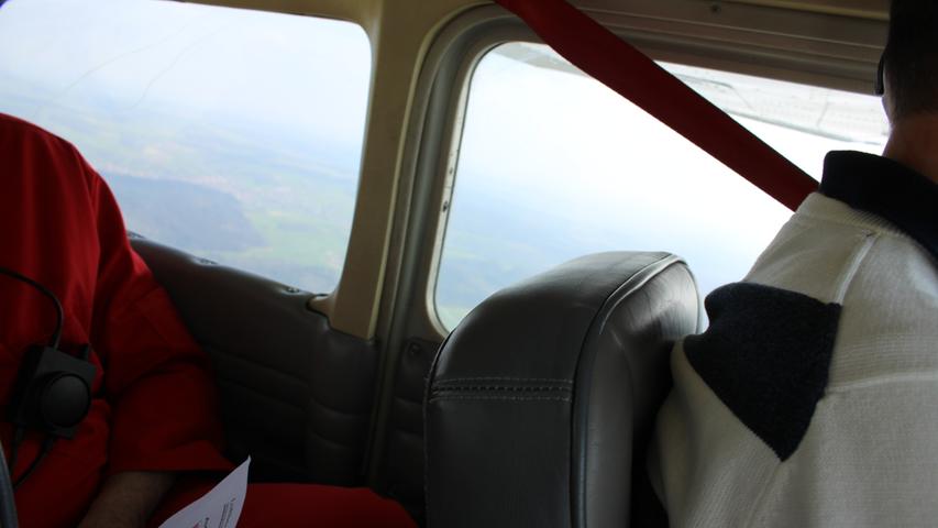 Großgewachsene Menschen haben es schwer: in der Kabine der Cessna hat man kaum mehr Platz als in einem Ferienflieger.