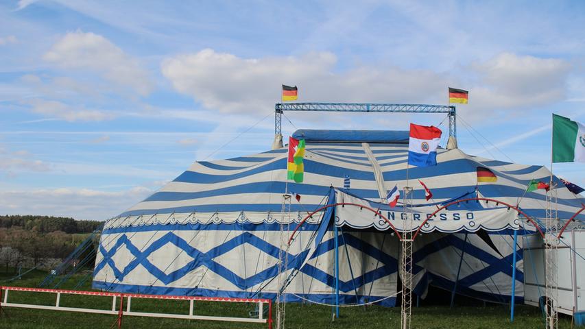 In dieses Zelt in Kalbensteinberg lädt der Circus Central bis zum Weißen Sonntag zu einer "Reise ins Wunderland" ein.