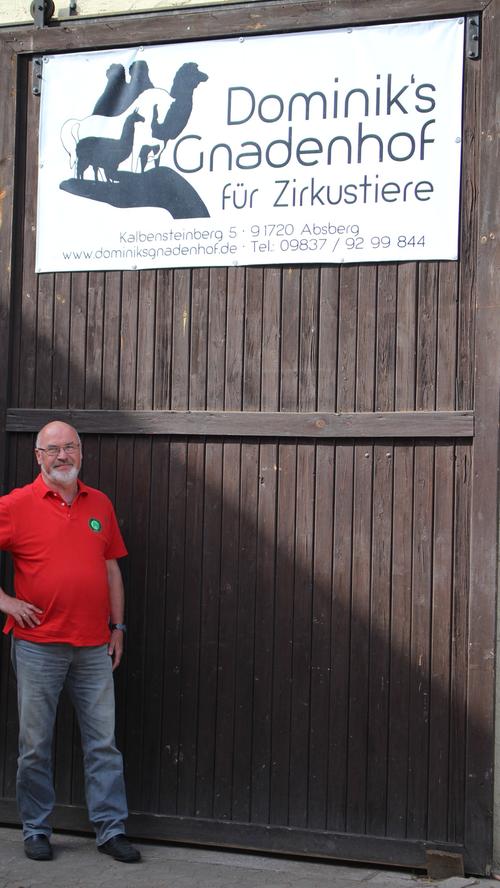 Zirkusdirektor a.D. Domink Schubert hat in Kalbensteinberg einen Gnadenhof für Zirkustiere aufgebaut.