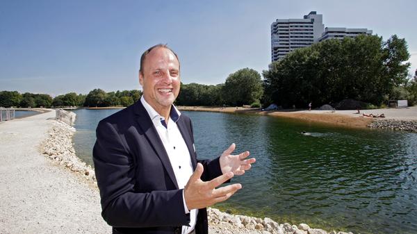 Seit 2014 war Christian Vogel (SPD) als Zweiter Bürgermeister in Nürnberg im Amt und damit der direkte Stellvertreter von Ulrich Maly. Doch mit den neuen Machtverhältnissen im Rathaus ändert sich auch sein Status, wenn auch nicht komplett: Seit 2020 ist Vogel nicht mehr der Zweite Bürgermeister, sondern der Dritte. Die meisten seiner früheren Geschäftsbereiche hat er weiterhin: Vogel ist für Nürnbergs Bäder, die Feuerwehr, den Servicebetrieb Öffentlicher Raum (Sör), den Tiergarten und das Stadion zuständig. Nicht mehr zuständig ist er für die Bürgerämter.