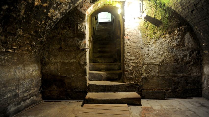 Düster und mystisch ist es, wenn man vom Erdgeschoss des Jüdischen Museums in Fürth in den Untergrund hinabsteigt. Nicht nur Moos hat sich in dem feuchten, kühlen Keller breit gemacht, ...