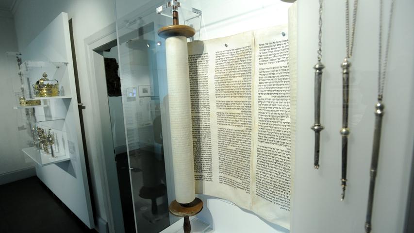 Im Jüdischen Museum ist auch eine Tora-Rolle von Anfang des 20. Jahrhunderts ausgestellt, die aus Forth stammt. Die Tinte auf dem Pergament besteht aus einem Gemisch aus Ruß, Gummi und Honig.