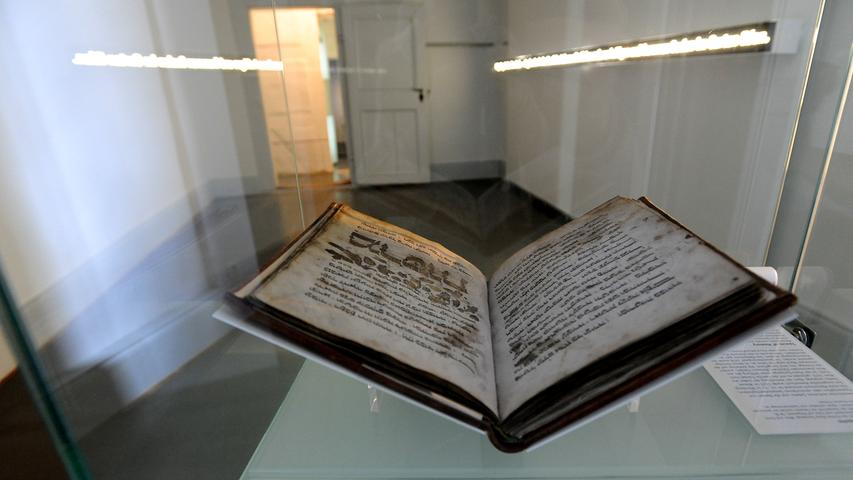Das wertvollste Ausstellungsstück im Museum ist das Wiener Memorbuch der Fürther Klaus-Synagoge. Einträge von 1633 bis 1932 erinnern an die Toten der Gemeinde.