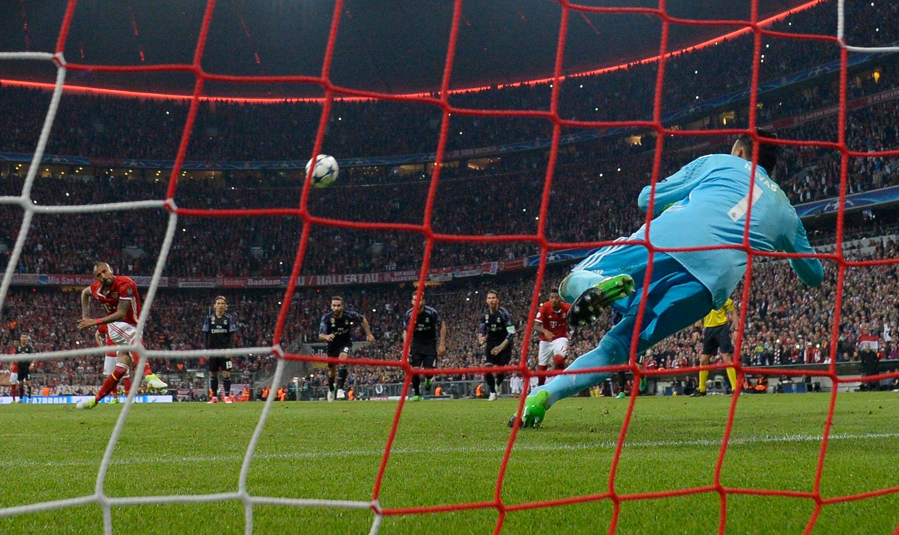 "Zwei Tore des Weltfußballers waren der Höhepunkt des Konzerts von Real Madrid in der zweiten Halbzeit des Viertelfinal-Hinspiels. Die Rote Karte von Martinez versenkte die Bayern, die ohne Charakter und Kriegseifer agierten. Die Abwesenheit von Lewandowski, dem einzigen Goalgetter im Team, machte sich bemerkbar. Sein Ersatz Müller schaffte es nicht, Madrid einzuschüchtern."