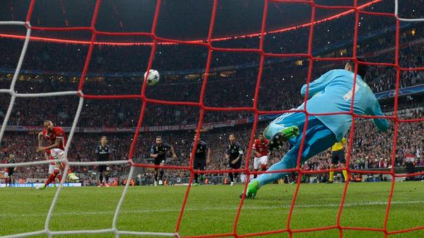 "Zwei Tore des Weltfußballers waren der Höhepunkt des Konzerts von Real Madrid in der zweiten Halbzeit des Viertelfinal-Hinspiels. Die Rote Karte von Martinez versenkte die Bayern, die ohne Charakter und Kriegseifer agierten. Die Abwesenheit von Lewandowski, dem einzigen Goalgetter im Team, machte sich bemerkbar. Sein Ersatz Müller schaffte es nicht, Madrid einzuschüchtern."