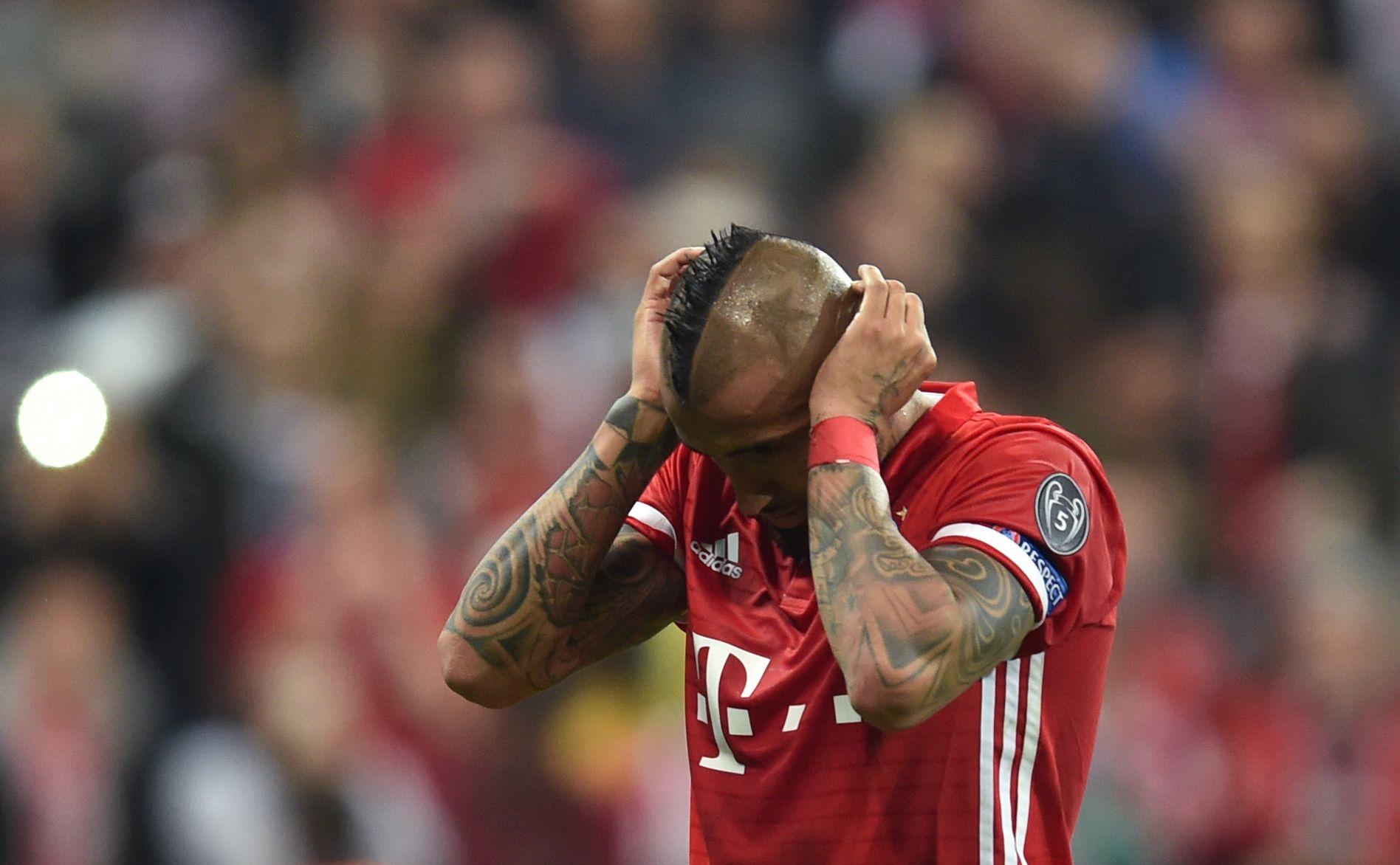 "Die Weißen waren bis zum Platzverweis von Martinez nicht besser, hätten am Ende aber einen deutlicheren Sieg verdient gehabt. Die in ihrem Stolz angekratzten Deutschen stehen fast schon vor einer unmöglichen Mission in Madrid."