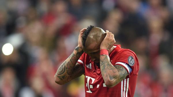 "Die Weißen waren bis zum Platzverweis von Martinez nicht besser, hätten am Ende aber einen deutlicheren Sieg verdient gehabt. Die in ihrem Stolz angekratzten Deutschen stehen fast schon vor einer unmöglichen Mission in Madrid."