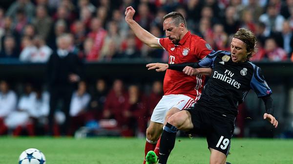 "Adios, FC Bayern? Nach dem verkorksten ersten Gipfeltreffen mit Real Madrid kann den deutschen Rekordmeister nur noch ein großer Champions-League-Abend im Rückspiel retten. Ohne einen Coup am kommenden Dienstag im Estadio Santiago Bernabéu sind die Triple-Träume des designierten deutschen Meisters vorbei."