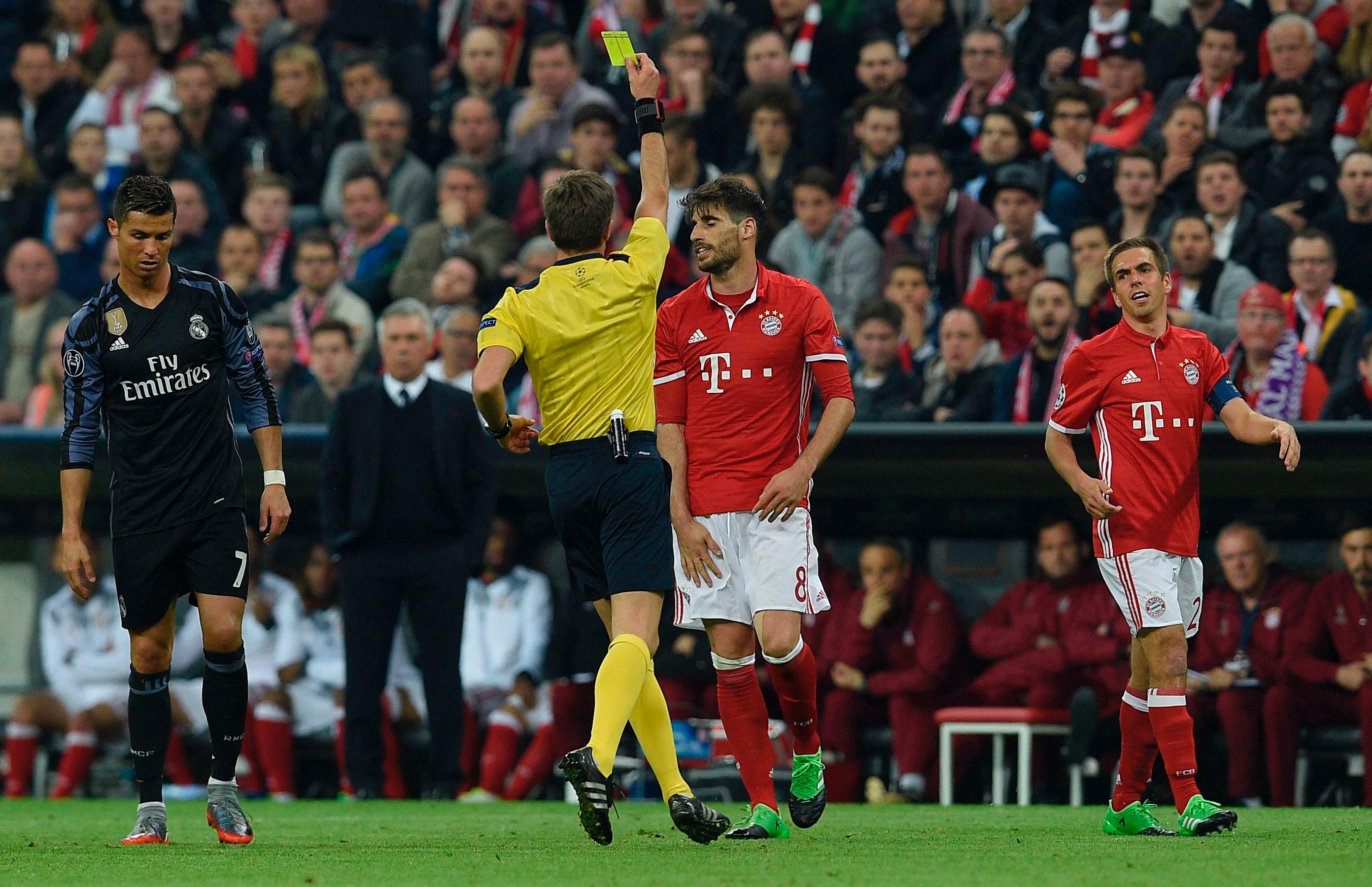 "So blieb es beim 1:2 - eine denkbar ungünstige Ausgangslage für das Rückspiel am Dienstag in Madrid."