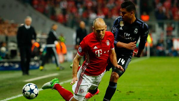 "Die Chancen auf den Einzug in die nächste Runde sind auf ein Minimum gesunken. Dass es aber überhaupt noch Hoffnung auf ein Weiterkommen gibt, liegt aus Münchener Sicht vor allem an einem Mann: Manuel Neuer. "Wir können von Glück reden, dass wir nicht noch mehr kassiert haben", sagte Neuer nach dem Spiel. Das Wort "Glück" könnte man in diesem Fall auch einfach mit "Neuer" ersetzen."
