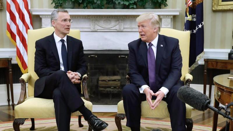 US-Präsident Donald Trump (r.) und Nato-Generalsekretär Jens Stoltenberg überraschend gelöst in Washington.
