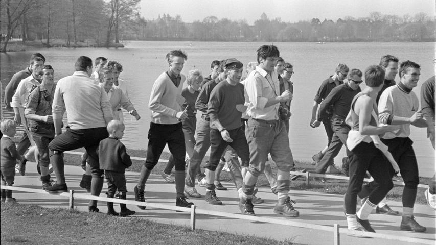Festes Schuhwerk und luftige Oberkleidung – so kommen die Marschierer daher. Hier geht es zum Artikel vom 17. April 1967: Der Preis: Medaillen und Muskelkater.