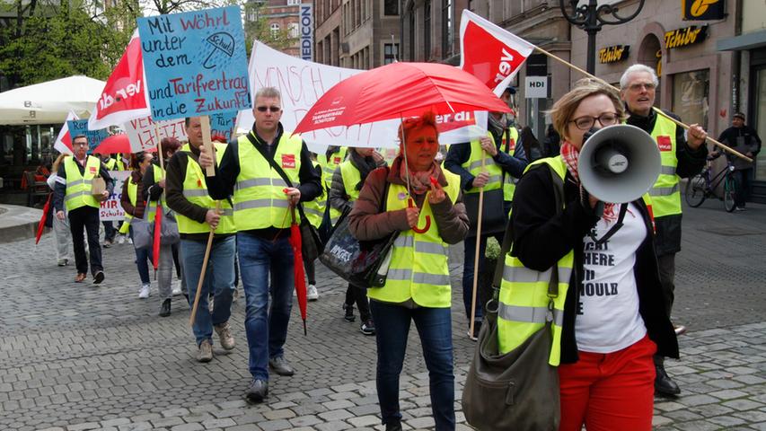 Streik bei Wöhrl in Nürnberg: Angestellte demonstrieren für Tariflöhne