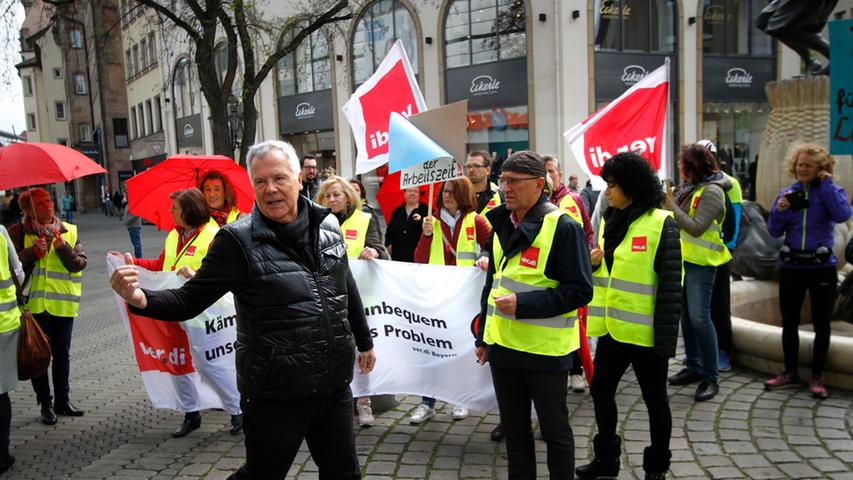 Streik bei Wöhrl in Nürnberg: Angestellte demonstrieren für Tariflöhne