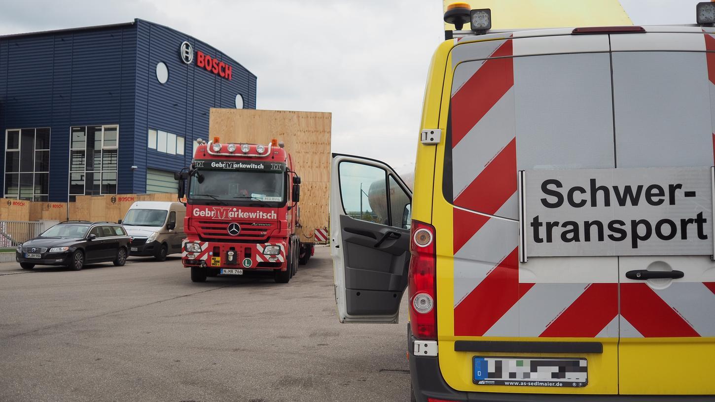 50 Tonnen schwer und zu breit für Gegenverkehr: Am Donnerstagvormittag startete ein Schwertransport vom Bosch-Werk in Gunzenhausen-Schlungenhof zur Lände nach Roth.