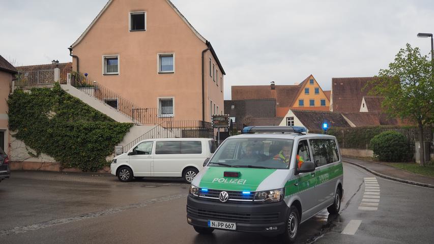 Die Beamten der Polizeiinspektionen Gunzenhausen und Roth geben den Fahrern per Funk Anweisungen.