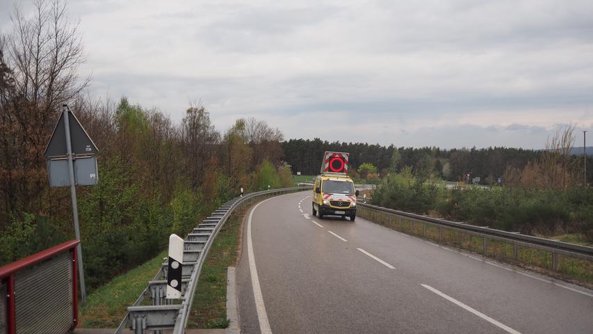 Kurz hinter Geislohe, auf dem Weg nach Gräfensteinberg, riegelt ein Begleitfahrzeug die Strecke ab.