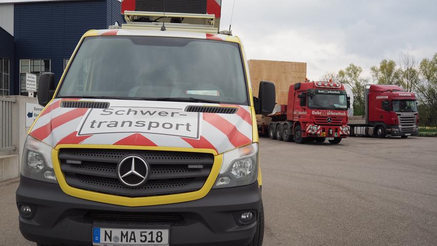 Das Begleitfahrzeug "BF4" sichert den Transport von Gunzenhausen zur Lände nach Roth.